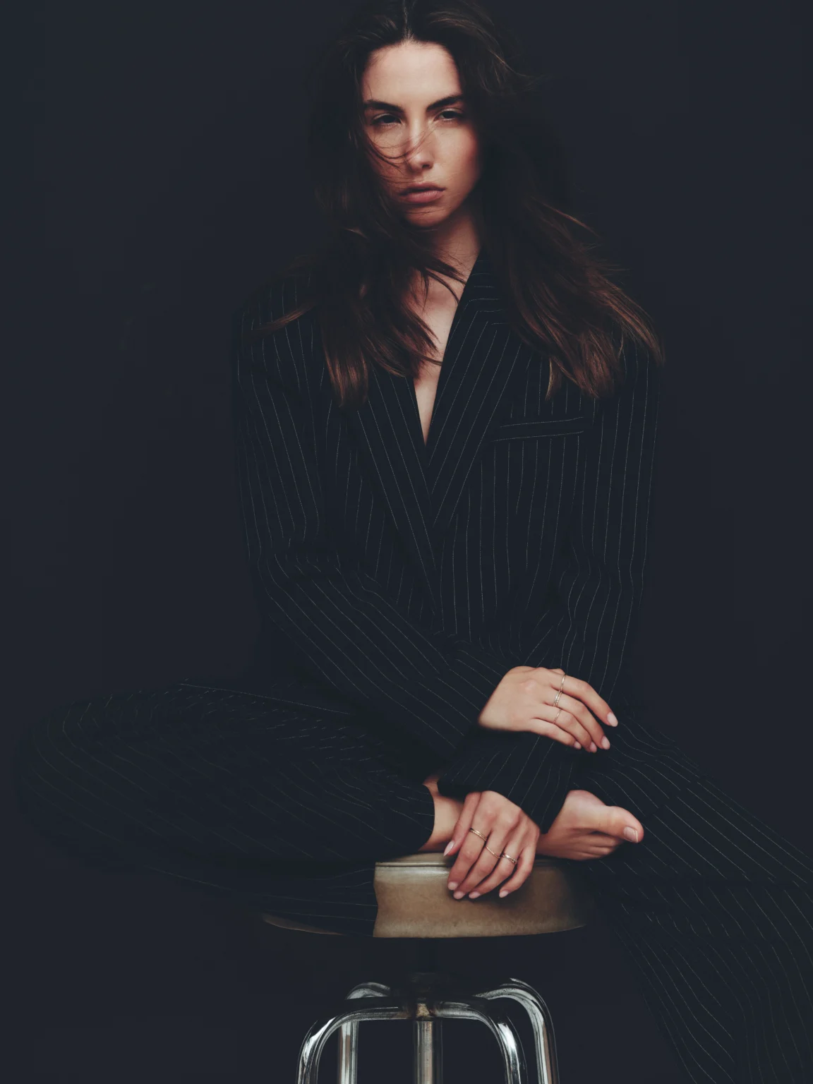 Portrait d’une femme brune portant une veste noire.